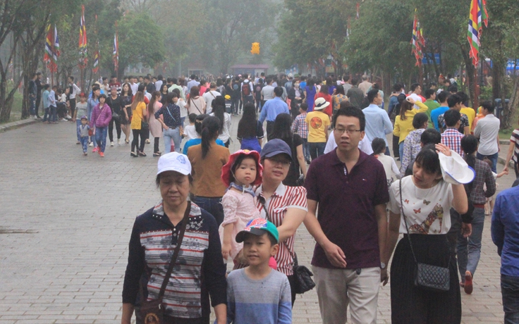 Hàng vạn người đổ về cố đô Hoa Lư ngày nghỉ lễ
