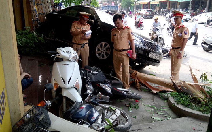 Lùi xe ô tô gây tai nạn liên hoàn tại thành phố Thanh Hóa