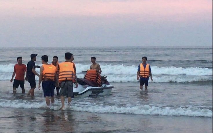 Chiến sĩ cảnh sát nhường áo phao cứu sống 3 du khách bị sóng biển cuốn trôi