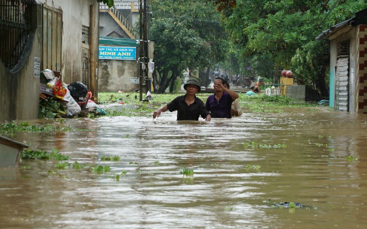 Lũ sông Mã dâng cao, hàng nghìn người dân thành phố Thanh Hóa phải sơ tán