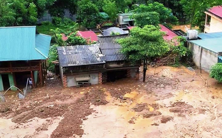 Lở đất nhấn chìm trường học và nhà dân ở Thanh Hóa
