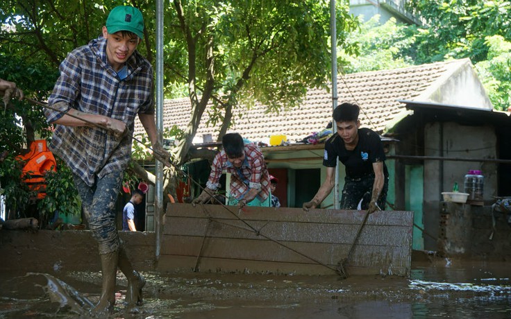 Nước rút, nhà dân vùng lũ Thanh Hóa ngập bùn đất