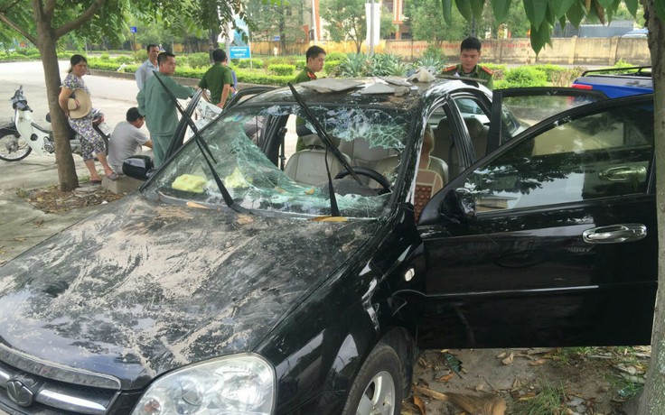 Thanh niên nghi 'ngáo đá' dùng gạch đá đập phá ô tô của người dân