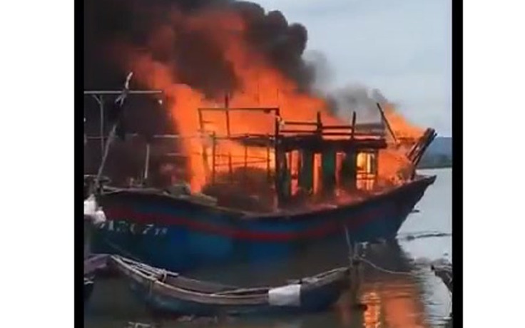 Tàu cá tiền tỉ bốc cháy ngùn ngụt khi đang sửa chữa