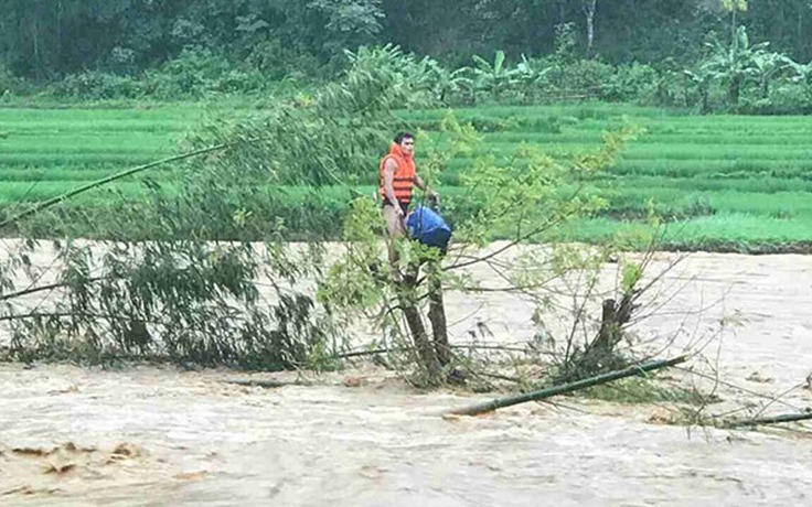 Truy tặng huy hiệu tuổi trẻ dũng cảm cho Trưởng công an xã bị lũ cuốn trôi