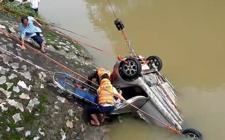 Taxi lao xuống sông: Phát hiện thi thể tài xế mắc kẹt trong bụi tre