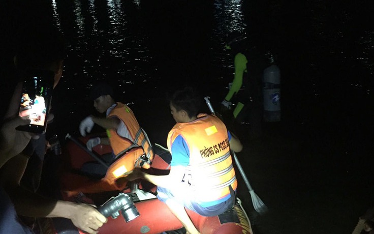 Thuyền chở 7 người chìm giữa sông trong đêm, 1 người mất tích