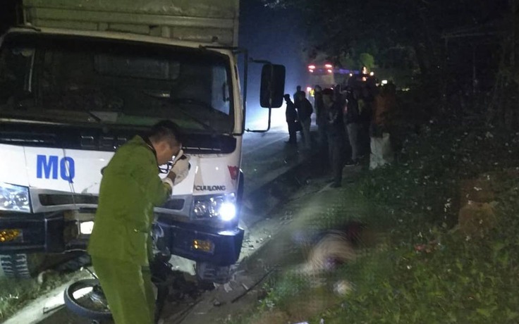 Xe tải va chạm 2 xe máy, 3 người chết, 1 người bị thương