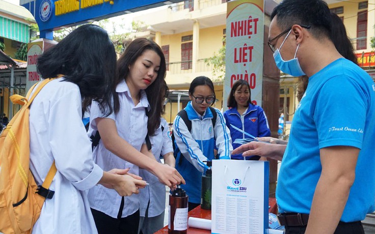 Thanh niên tình nguyện Thanh Hóa 'yêu cầu' học sinh rửa tay phòng Covid-19 trước khi vào lớp