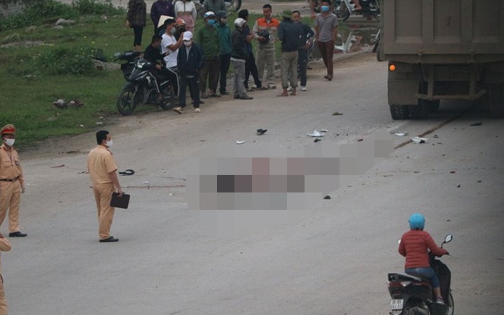 Va chạm với xe tải, 2 cô gái Thanh Hóa 16 tuổi tử vong tại chỗ