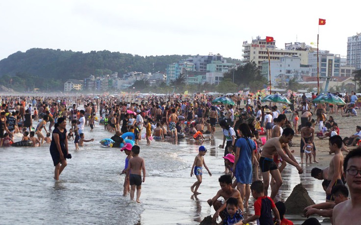 Thanh Hóa mở cửa các khu du lịch biển nhưng du khách không được tắm biển