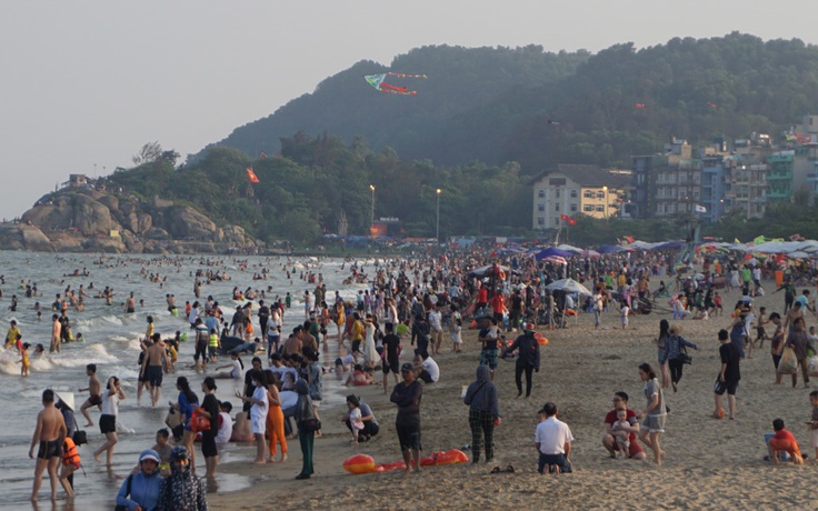 Chiều 30.4, bãi biển Sầm Sơn bất ngờ đông nghẹt du khách