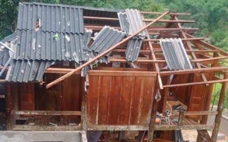 Giông lốc gây tốc mái 61 nhà dân ở Thanh Hóa