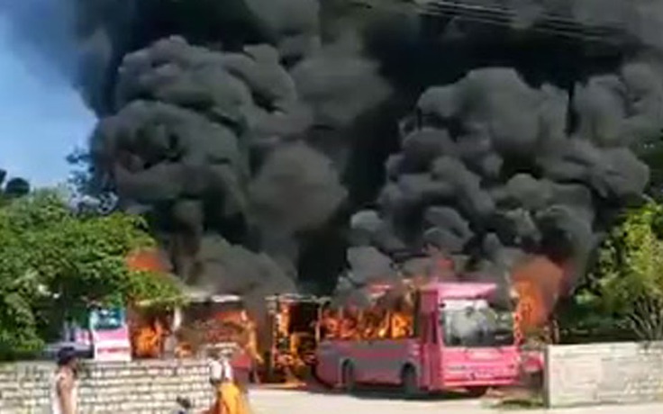 Thanh Hóa: 6 ô tô khách bị hỏa hoạn thiêu rụi trong bãi đỗ