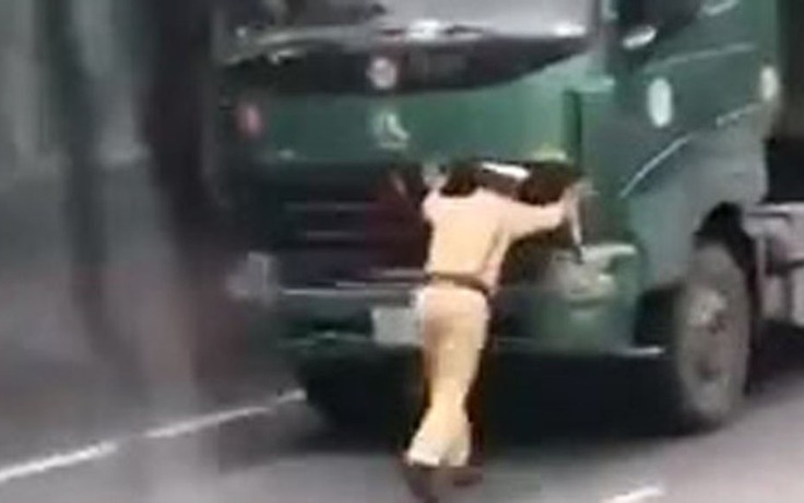 Ninh Bình bắt tạm giam tài xế đẩy cảnh sát giao thông chạy lùi trước đầu xe