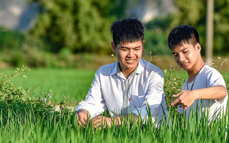 Đôi bạn 10 năm cõng nhau đến trường: 'Em thấy quá là mệt'