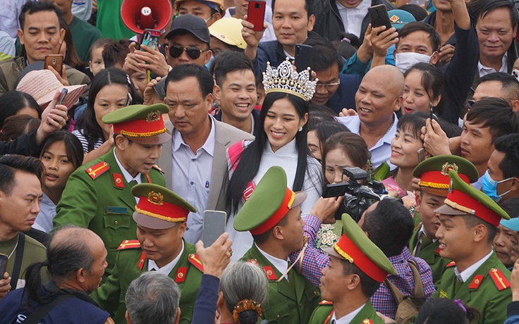Hàng ngàn người dân quê chào đón Hoa hậu Việt Nam 2020 Đỗ Thị Hà