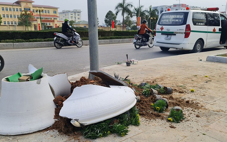 Xe máy tông trúng chậu hoa tết trên vỉa hè, một người tử vong tại chỗ