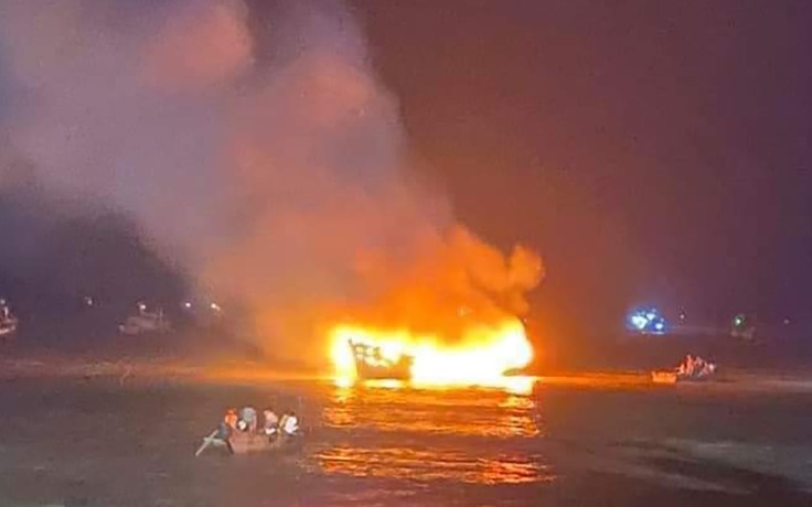 Hai tàu cá bốc cháy ngùn ngụt lúc rạng sáng thiệt hại 3,2 tỉ đồng