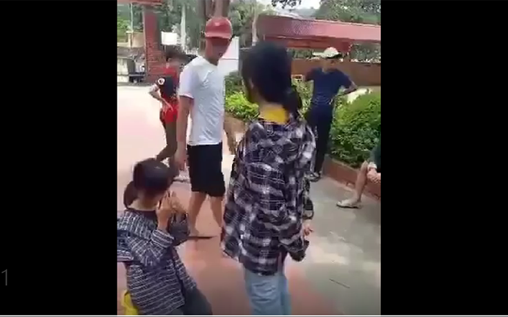 Nữ sinh lớp 7 bị tát, bắt quỳ giữa sân trường