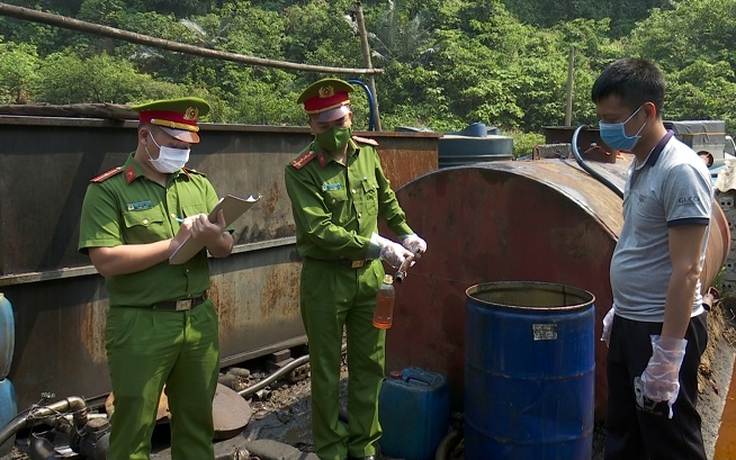 Ninh Bình: Bắt quả tang cơ sở tái chế dầu nhớt trái phép Ninh Bình: Bắt quả tang cơ sở tái chế dầu nhớt trái phép