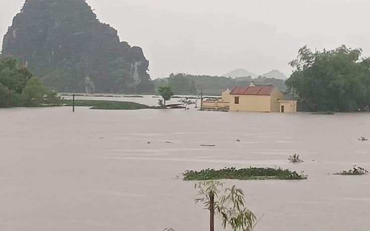 Ninh Bình: Nước sông tràn đê sông Bôi, hơn 240 nhà dân bị ngập sâu