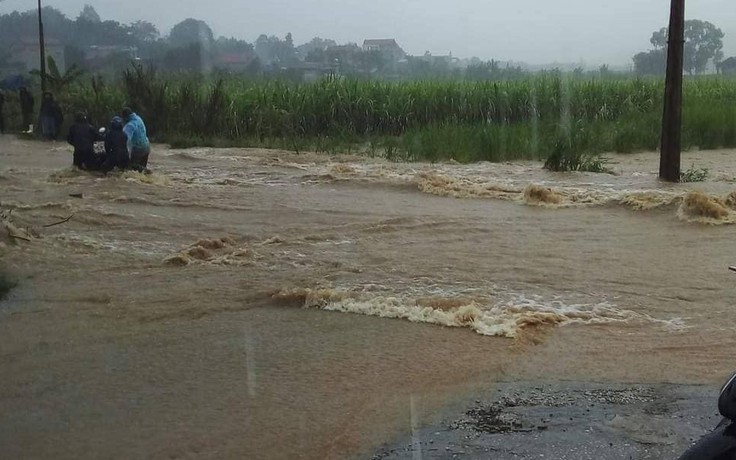 Thanh Hóa: Ra thăm đồng lúc mưa lũ, một người dân bị nước cuốn trôi