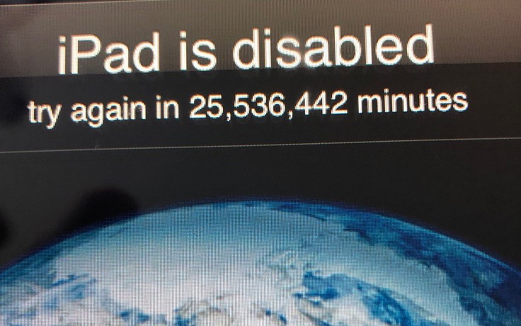 Con trai 3 tuổi nghịch, iPad của nhà báo Mỹ bị khóa mật khẩu 48 năm