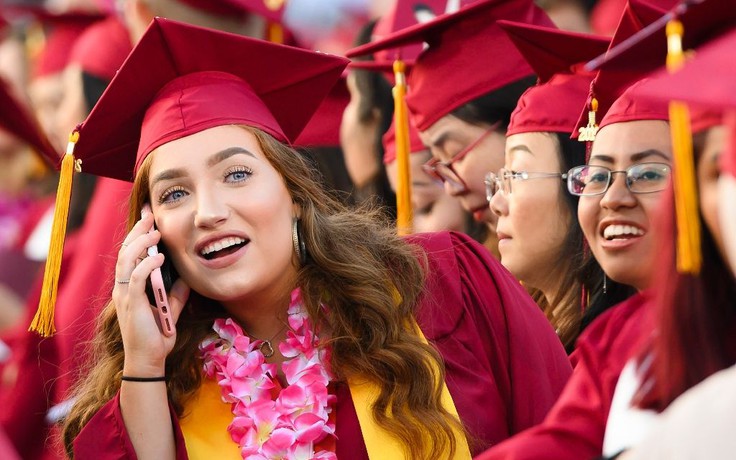 Nhiều người trẻ Mỹ không muốn học đại học vì chi phí cao