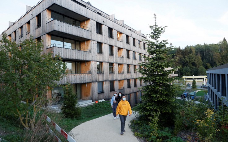 Thụy Sĩ cách ly 2.500 sinh viên sau cụm lây nhiễm Covid-19 vì tiệc tùng