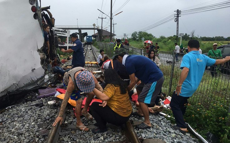 Xe lửa tông xe khách ở Thái Lan, ít nhất 17 người chết