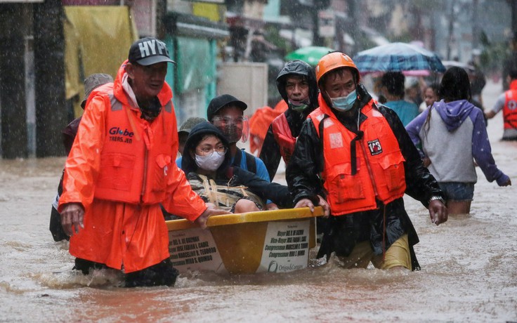 Manila tê liệt vì ngập nặng, bão Vamco tiếp tục hướng vào Việt Nam