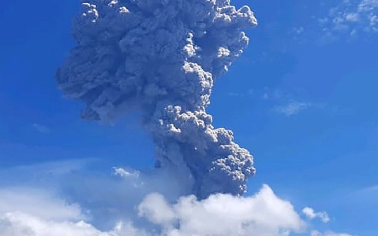 Núi lửa Indonesia phun trào, cột tro bụi cuồn cuộn cao 4 km
