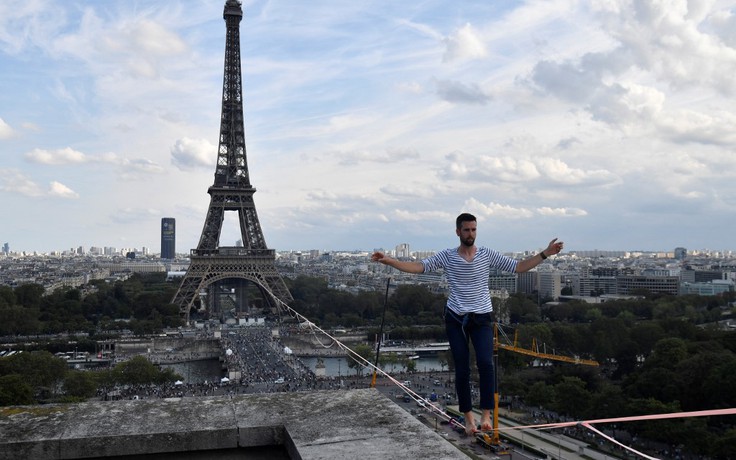 Thót tim cảnh mạo hiểm đi dây từ tháp Eiffel qua sông Seine