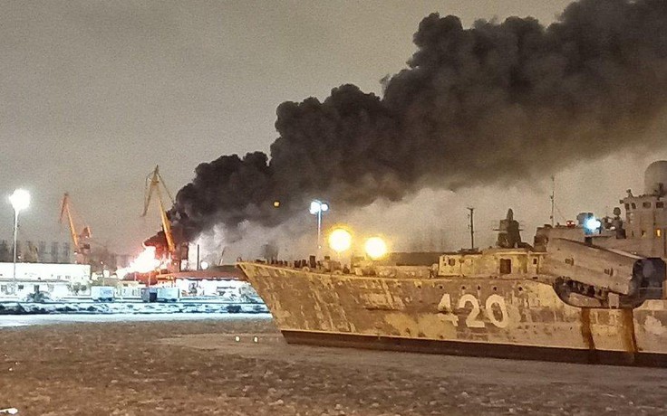 Chiến hạm đang đóng của Nga bốc cháy dữ dội