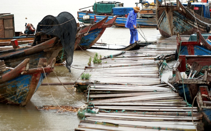 Trung Quốc hủy hàng trăm chuyến bay, cảnh báo mức cao nhất trước bão Muifa