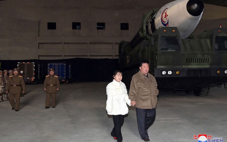 Con gái ông Kim Jong-un lần đầu xuất hiện, theo cha thị sát phóng tên lửa