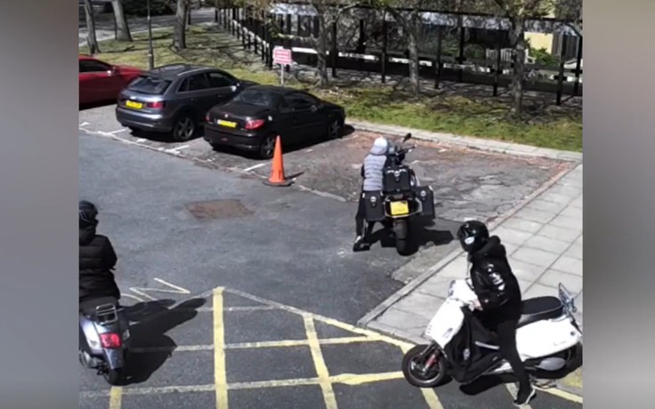 Trộm mô tô phân khối lớn ngay sân tòa án Anh, thanh niên rút mã tấu dọa chém người