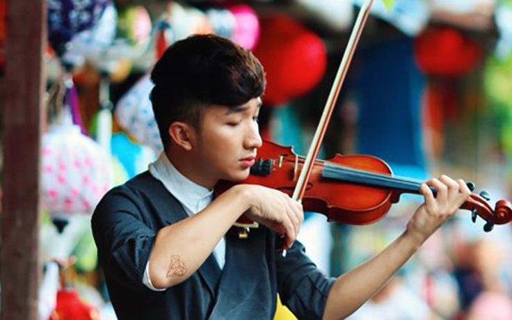 Chàng trai chơi violin trong Hang Én gây sốt cộng đồng mạng