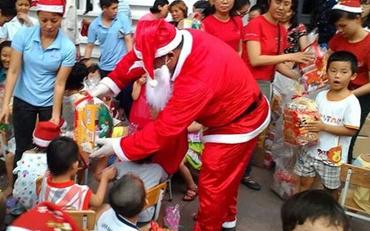 Tặng quà cho bệnh nhi