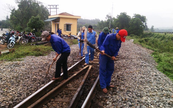 Tàu trật bánh, nhiều hành khách xuống tàu đón xe đi tiếp