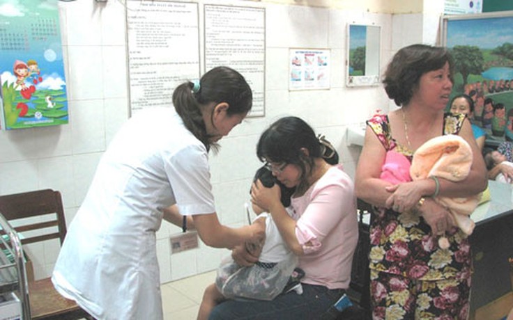 Người Đà Nẵng chen nhau đưa con đi tiêm ngừa vắc xin dịch vụ