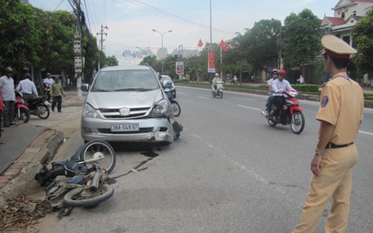 Ô tô kéo lê xe máy gần 4 km, một người chết