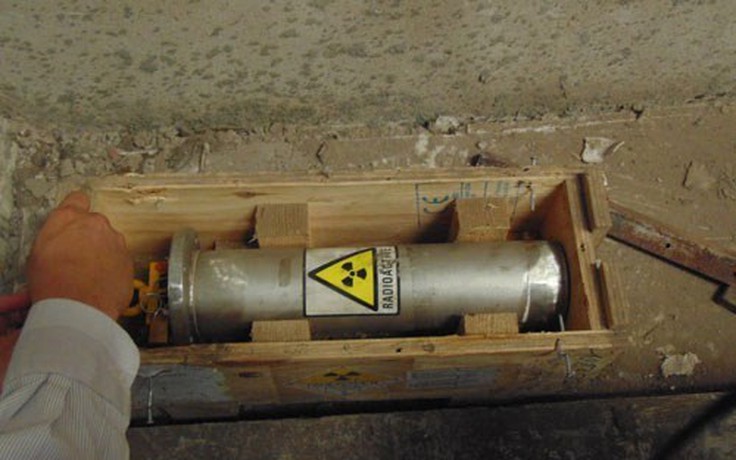 Đưa thiết bị có nguồn phóng xạ của PMU1 vào phòng ép chì