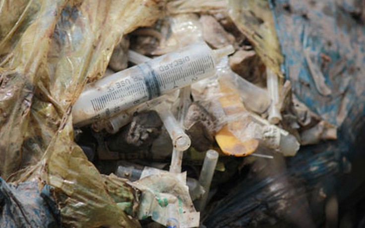 Bệnh viện chôn lậu rác thải y tế: Kim tiêm, ống thuốc trồi cả lên mặt đất