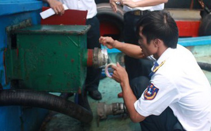 Cảnh sát biển bắt quả tang vụ sang dầu trái phép