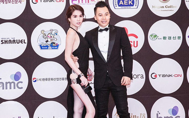 Ngọc Trinh diện đầm siêu gợi cảm nhận giải ở Hàn Quốc