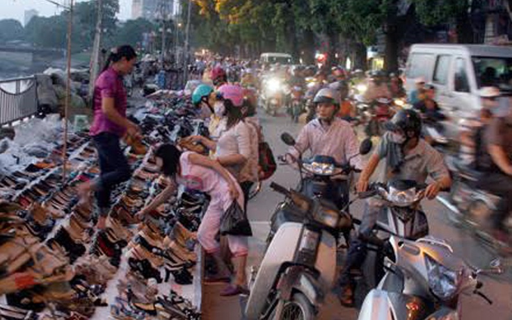 Nhức nhối thực trạng lấn chiếm vỉa hè ở Hà Nội