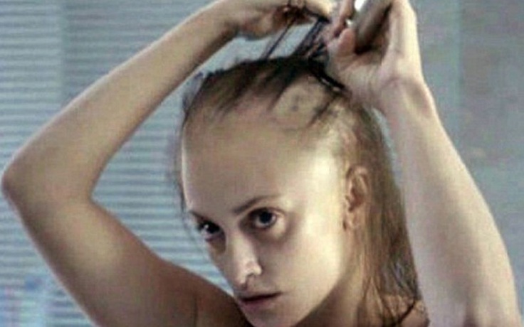 Mỹ nhân Penelope Cruz gây sốc với hình ảnh đầu trọc lóc
