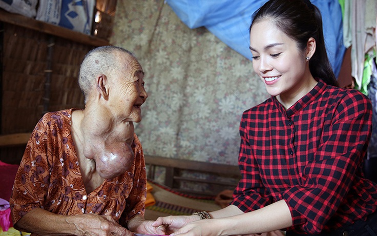 Dương Cẩm Lynh tặng quà Tết cho người nghèo